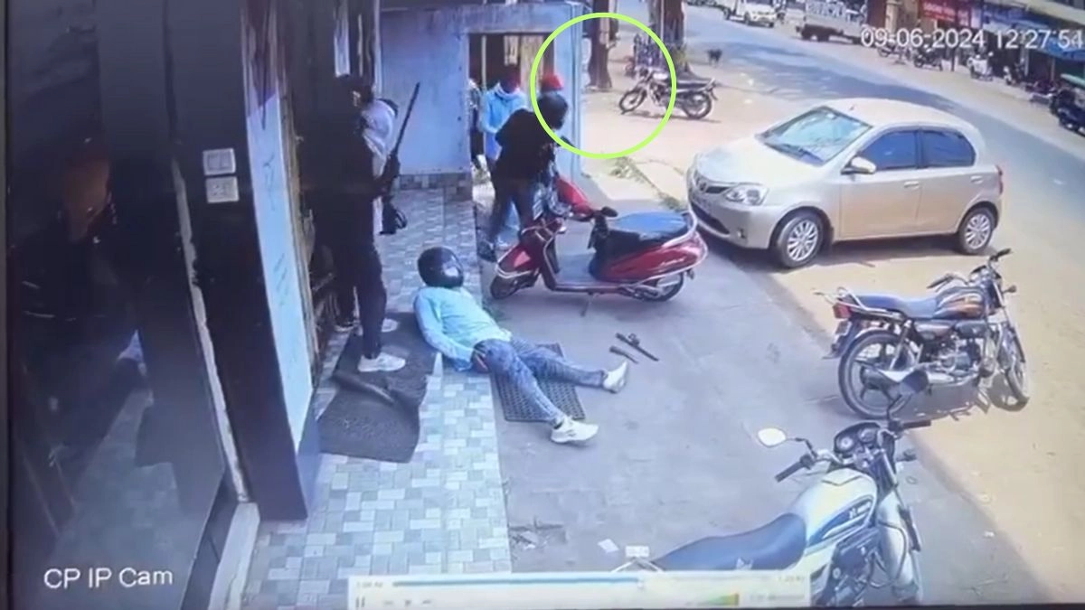 bengal-policeman-robbery-video-rs-4-crore-jewellery-heist-foiled-by-meghnad-mondal-exchange-firing-with-7-robbers-cctv-watch
